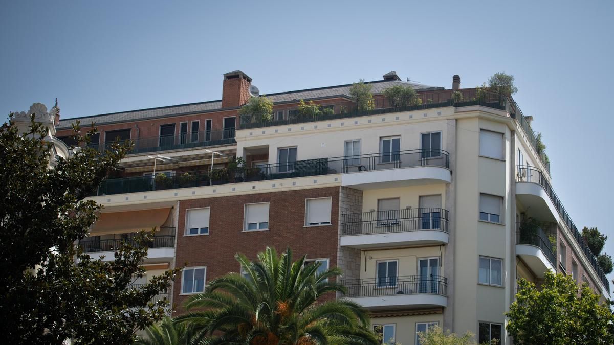 Fachada del ático en el barrio de Chamberí adquirido por la Comunidad de Madrid