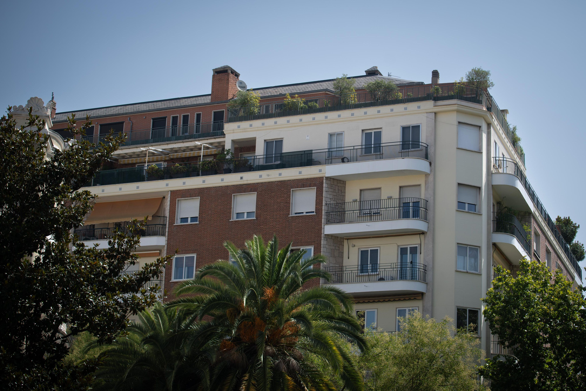 Fachada del ático en el barrio de Chamberí adquirido por la Comunidad de Madrid