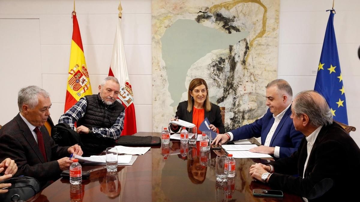 Media carga contra "asociaciones de extrema izquierda" por "arruinar la vida a mucha gente" en el caso de las viviendas de Argoños