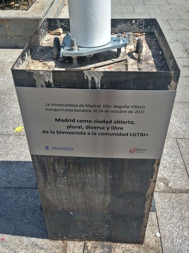 Peana de la bandera arcoíris de Chueca, con la placa conmemorativa