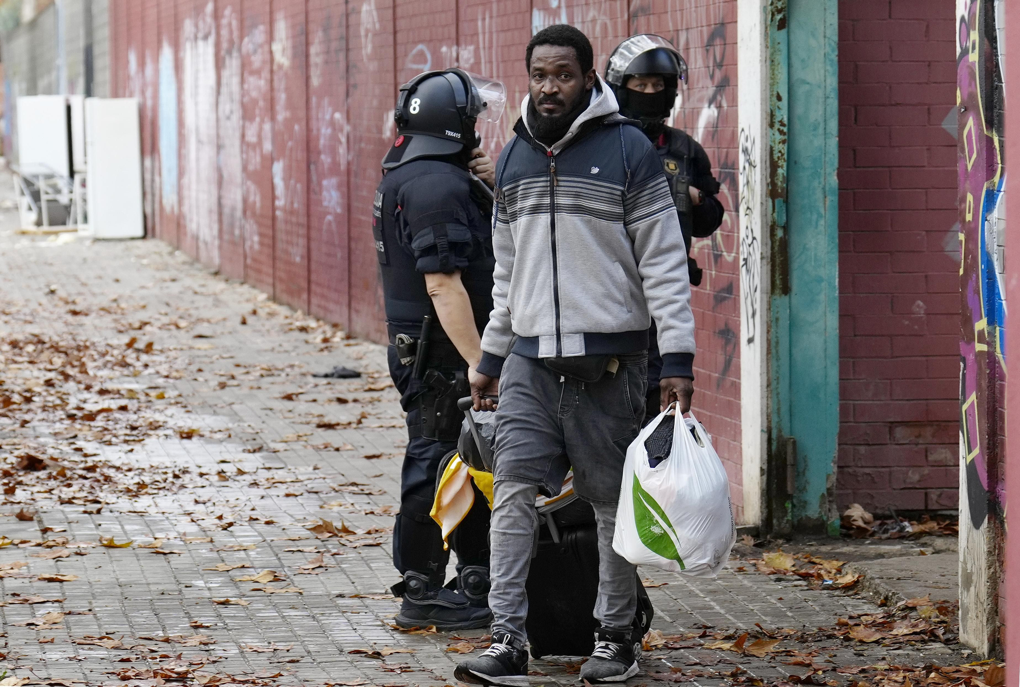 Las imágenes del desalojo de 400 personas en Badalona