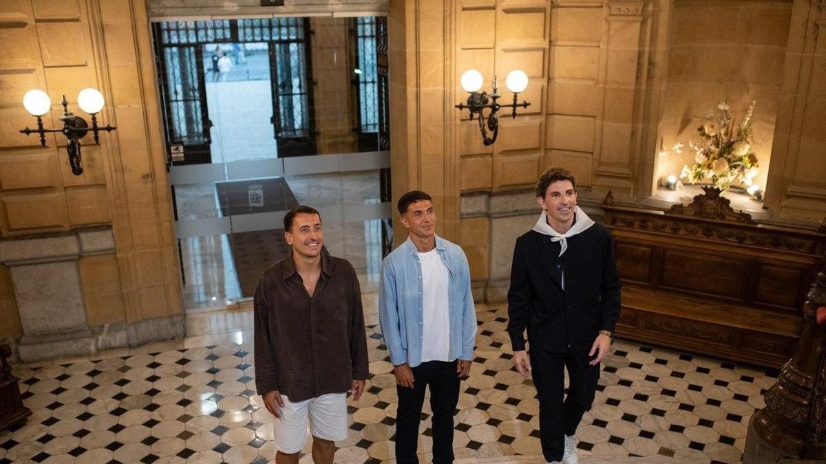 Homenaje a los campeones del mundo con España Oyarzabal y Zubimendi en el inicio de las fiestas de Donostia