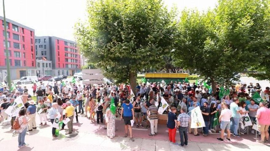 300 agricultores de Burgos exigen a la Junta de Castilla y León que permita cosechar de día pese a la ola de calor.