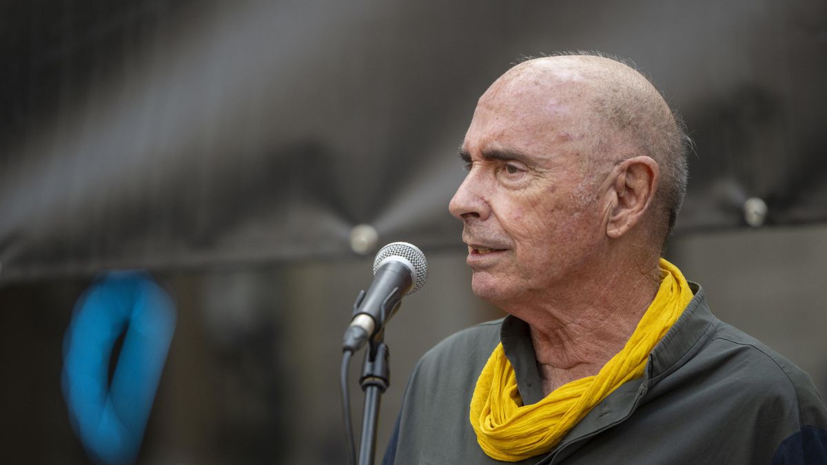 Archivo - El presidente de la ANC, Lluís Llach, interviene durante una manifestación para pedir la aplicación de la amnistía en Barcelona