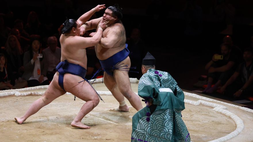 El dilema de la primera ministra de Japón: desafiar el veto a las mujeres en el sumo o no intervenir en el clásico deporte nipón