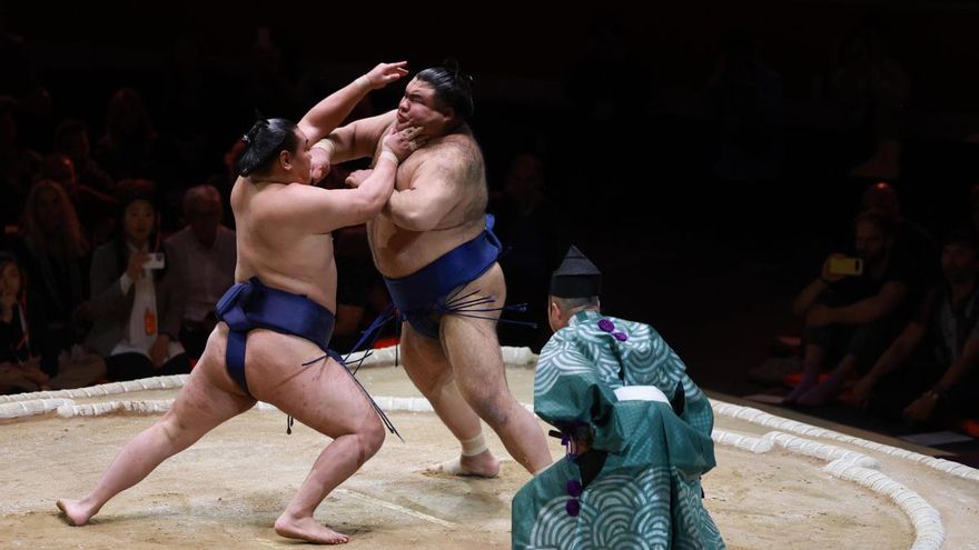 El dilema de la primera ministra de Japón: desafiar el veto a las mujeres en el sumo o no intervenir en el clásico deporte nipón
