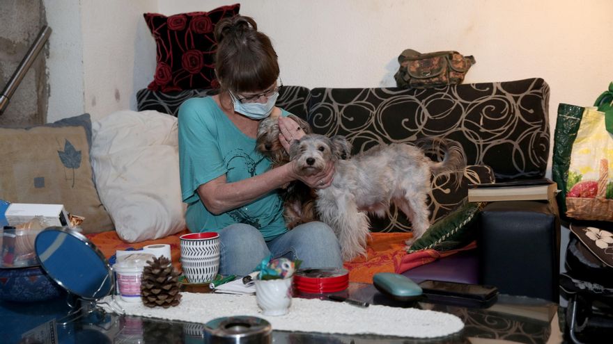 Trine, con sus perros en su casa en el CC Nilo