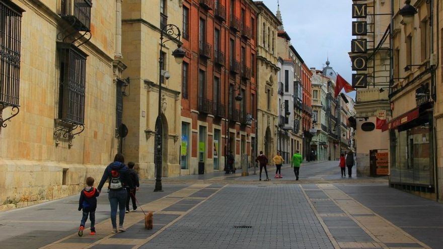 Familias en la Calle Ancha de León.