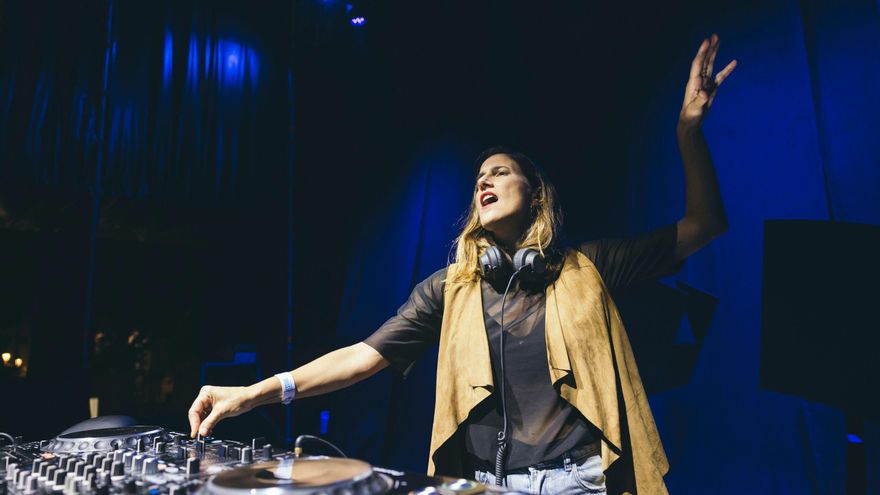 Un momento de la sesión de Ley DJ en la plaza del Ayuntamiento de València.