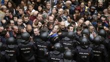 Forcejeo entre policías y votantes el 1-O