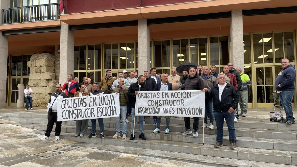 Los gruistas en la puerta del Ayuntamiento.