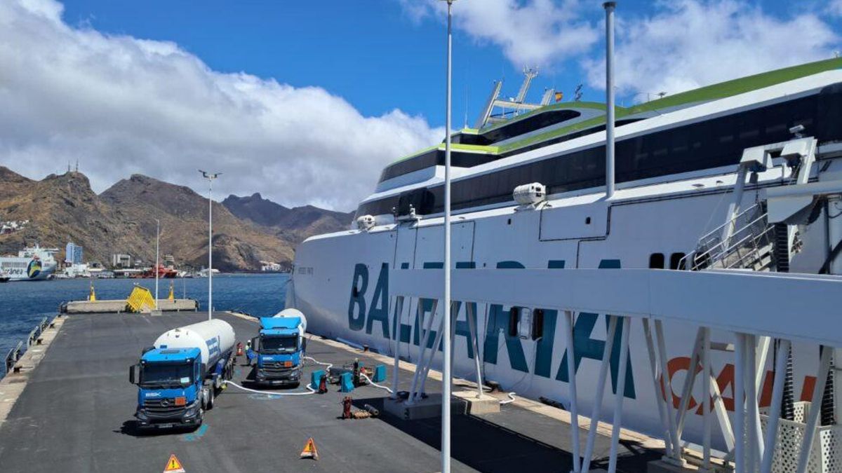 El Puerto de Tenerife acoge el primer suministro de GNL mediante camiones cisterna a un buque de Baleària