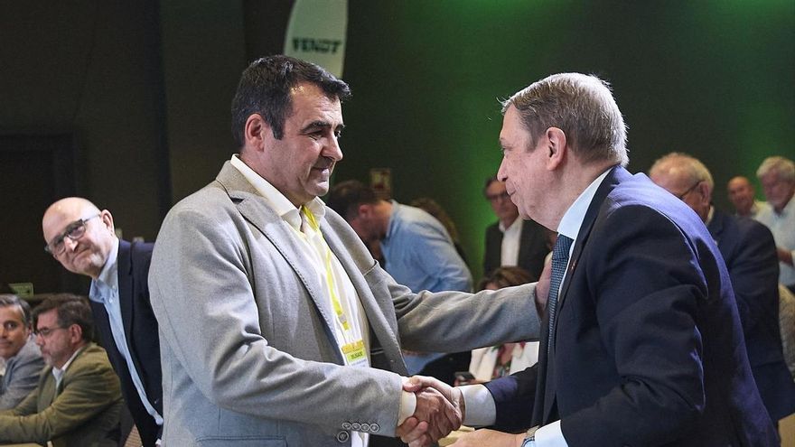 El responsable suplencia de COAG, Andrés Góngora, y el ministro de Agricultura, Pesca y Alimentación, Luis Planas, durante la sesión de clausura del encuentro agropecuario nacional, en el Hotel Marriott, a 22 de mayo de 2026, en Madrid (España).