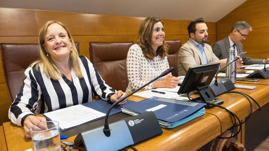 La consejera de Presidencia, Justicia, Seguridad y Simplificación Administrativa, Isabel Urrutia (izda), comparece en el Parlamento para presentar los proyectos de su departamento durante esta legislatura