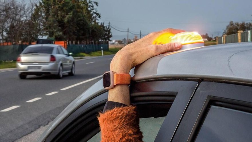 Tráfico advierte de que una baliza luminosa sustituirá a los triángulos para señalizar un accidente en la carretera