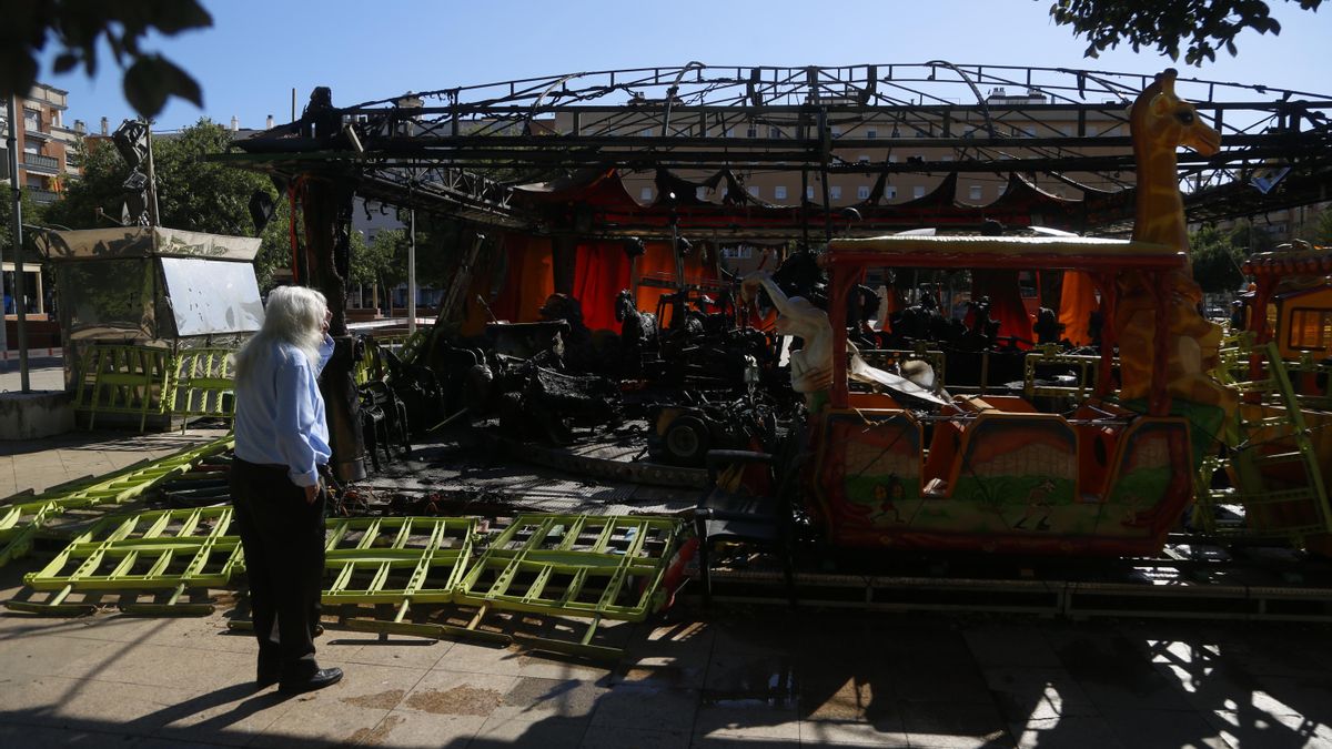 El dueño de la atracción infantil destrozado al ver como quedó tras el incendio
