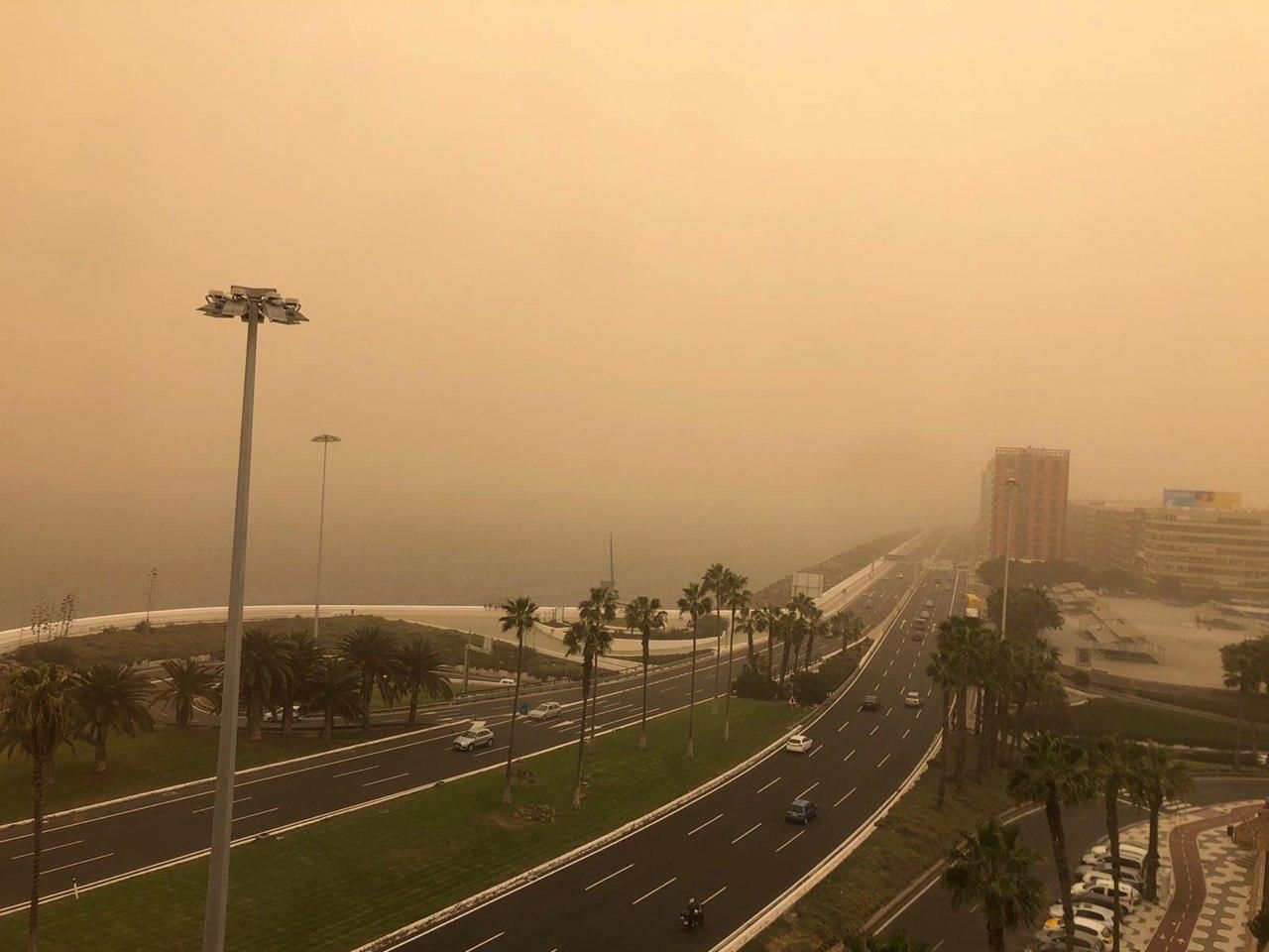 Calima en la Avenida Marítima de Gran Canaria este sábado 22 de febrero.
