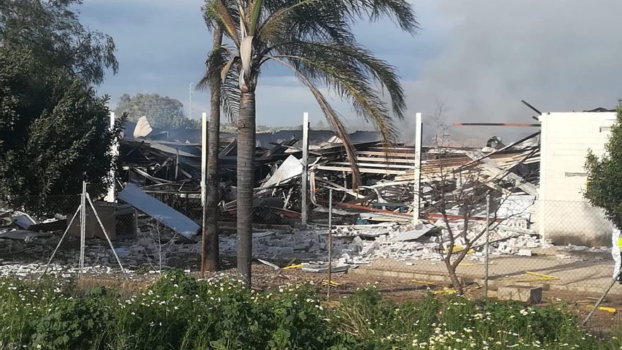 Un trabajador muerto y otro herido grave al derrumbarse una nave industrial tras una explosión en Morón