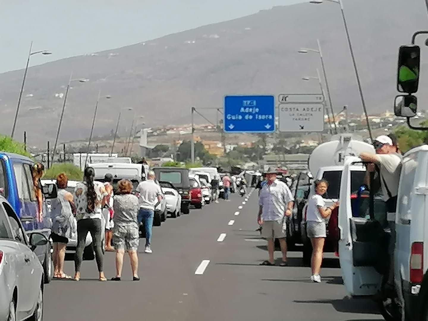 Colapso en la TF-1 tras saltar un camión la mediana y arrollar un coche dejando una mujer fallecida y dos heridos graves
