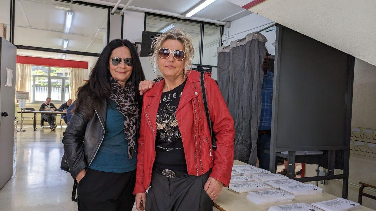 Carmen y Sonia junto a las papeletas electorales.