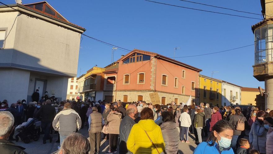 Los vecinos de Lumbrales (Salamanca) se manifiestan porque la Junta obliga a nonagenarios a vacunarse a 30 kilómetros de sus casas