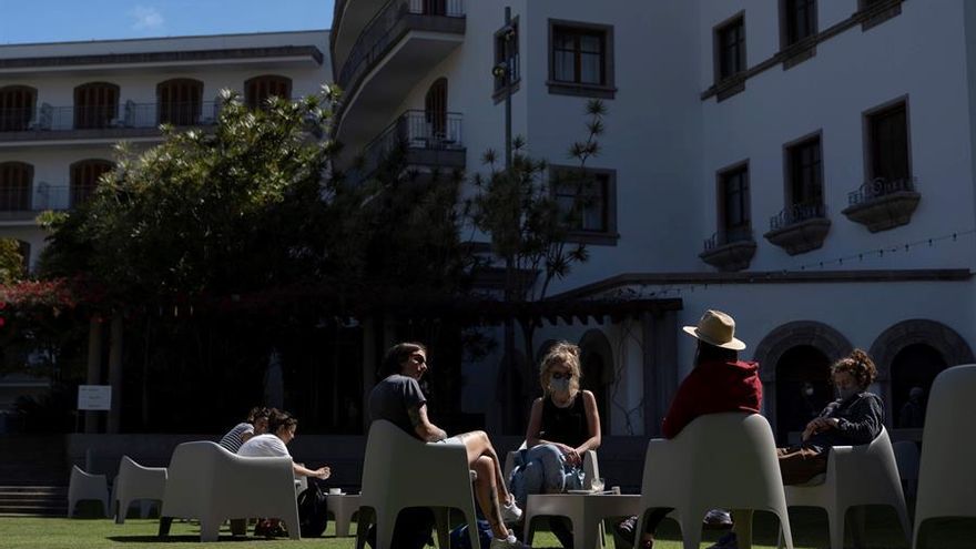 Grupo de turistas en el jardín del Hotel Mencey, el día de su reapertura