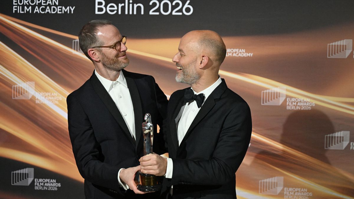 Joachim Trier y Eskil Vogt posan con el premio al Mejor guion para 'Valor Sentimental'