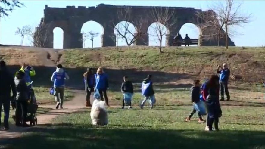 Los chalecos azules de "Recupera Roma" luchan contra degradación de la ciudad