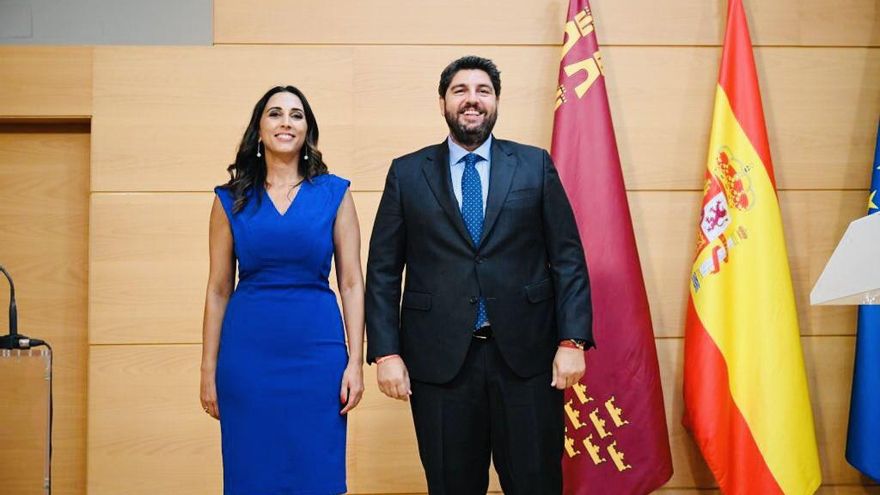 La nueva consejera murciana de Agua, Agricultura, Ganadería y Pesca, Sara Rubira junto al presidente del Ejecutivo regional, Fernando López Miras | X (antiguo Twitter) de Sara Rubira