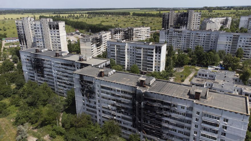 Fotografía de unos edificios destruidos por los ataques rusos en el barrio Saltivka, hoy, en las afueras de Járkov (Ucrania). EFE/ Orlando Barría