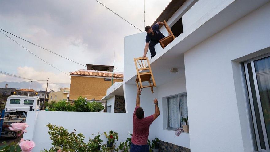 Vecinos desalojando sus casas en La Palma por la emergencia volcánica
