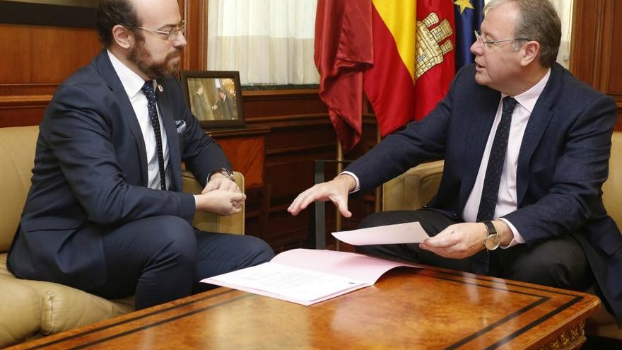 Carlos S. Campillo / ICAL El alcalde de León, Antonio Silván, recibe al nuevo presidente de la Casa de León en Madrid, Diego García Paz