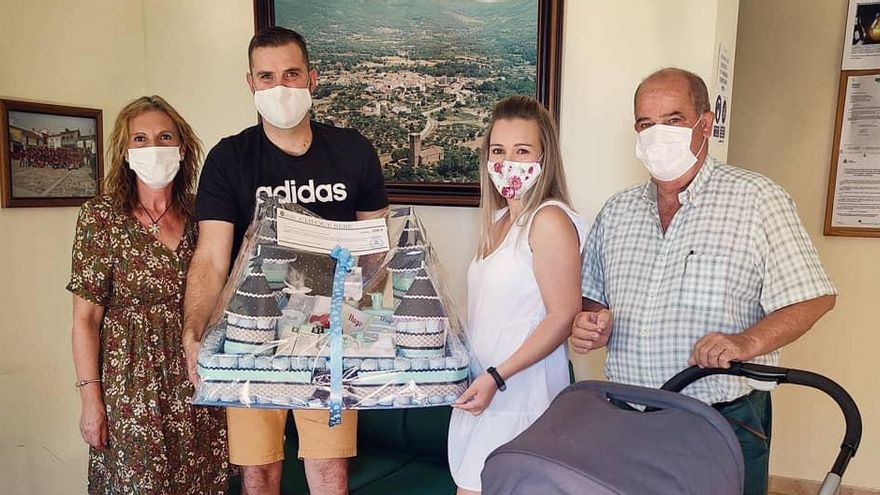 Los padres de Hugo reciben la cesta y el cheque del Ayuntamiento