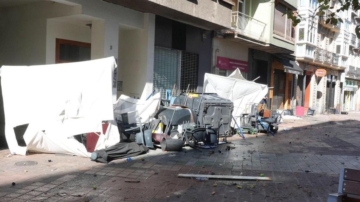 Vitoria cifra en 10.000 euros los daños al mobiliario urbano por los enfrentamientos tras el acto de la Falange