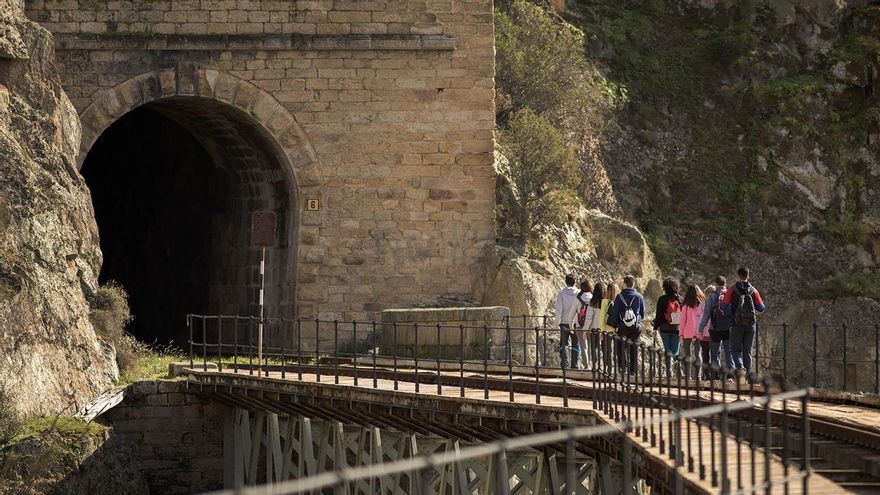 El Camino de Hierro de La Fregeneda, una ruta entre vías, naturaleza, túneles y puentes