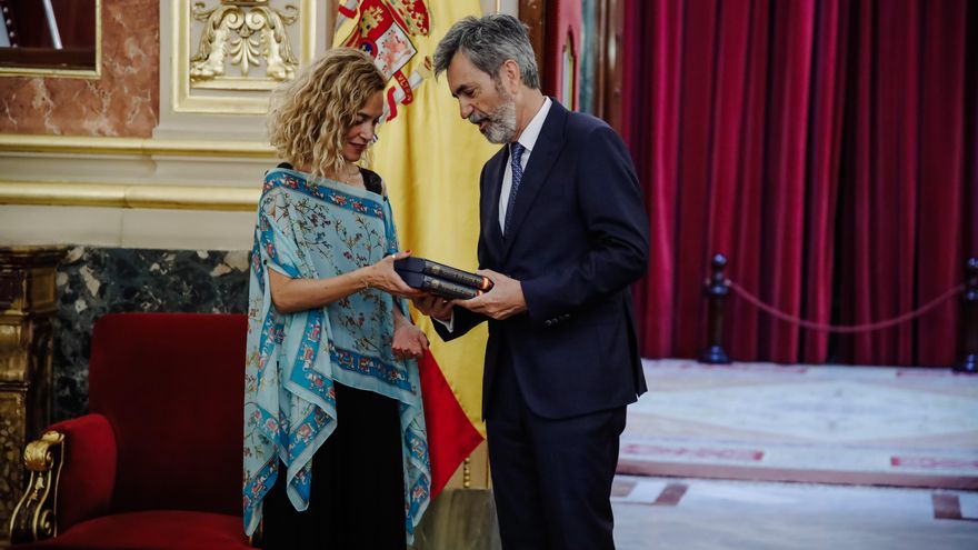 El presidente del Tribunal Supremo y del Consejo General del Poder Judicial (CGPJ), Carlos Lesmes, le entrega las Memorias Anuales del Poder Judicial correspondientes a los años 2019 y 2020 a la presidenta del Congreso, Meritxell Batet