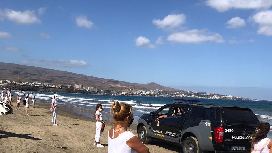 Una cadena humana “en defensa del turismo” en el sur de Gran Canaria acaba con consignas xenófobas y el apoyo de un concejal de CC