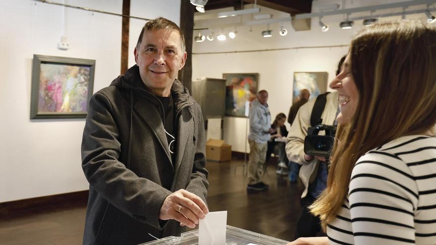El coordinador general de EH Bildu, Arnaldo Otegi, ejerce su derecho al voto.