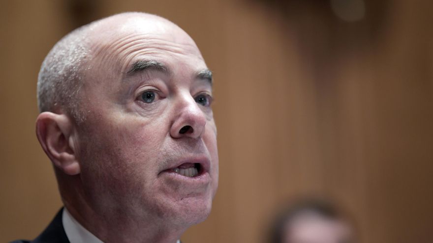 El Paso recibe ayuda federal para lidiar con la crisis de migrantes