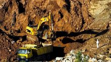 Trabajadores durante los trabajos de confinamiento en Bailín. Foto: Ecologistas en Acción.