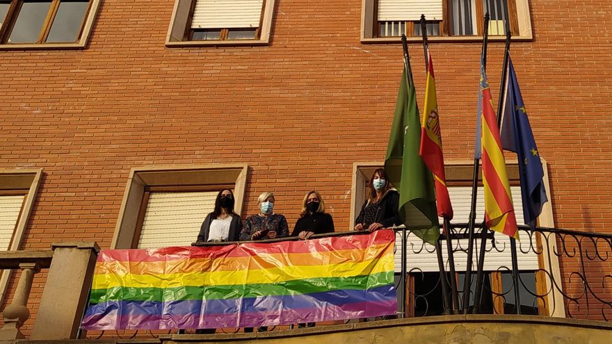 Representantes municipales junto a una bandera LGTBI en el balcón del ayuntamiento de Bétera.