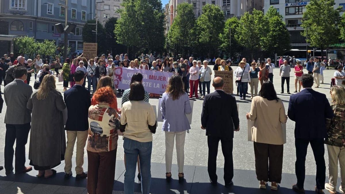 La oposición municipal y representantes de movimientos ciudadanos frente al equipo de gobierno del PP en el minuto de silencio contra la violencia de género.