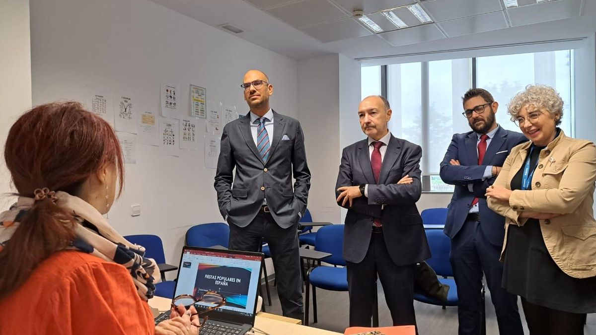 El delegado del Gobierno en Aragón, Fernando Beltrán, ha visitado la sede de ACCEM.