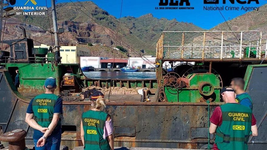 La Guardia Civil intercepta un pesquero con 3.300 kilos de cocaína al norte de Canarias