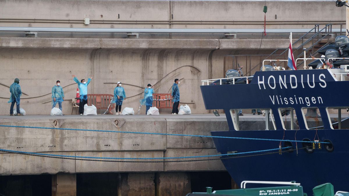 Los últimos pasajeros del crucero Hondius, afectado por un brote de hantavirus, abandonan el barco.