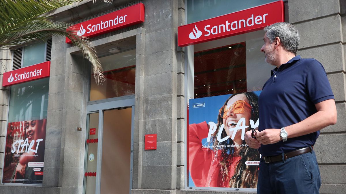 Fernando, in front of the Santander branch in Franchy Roca.
