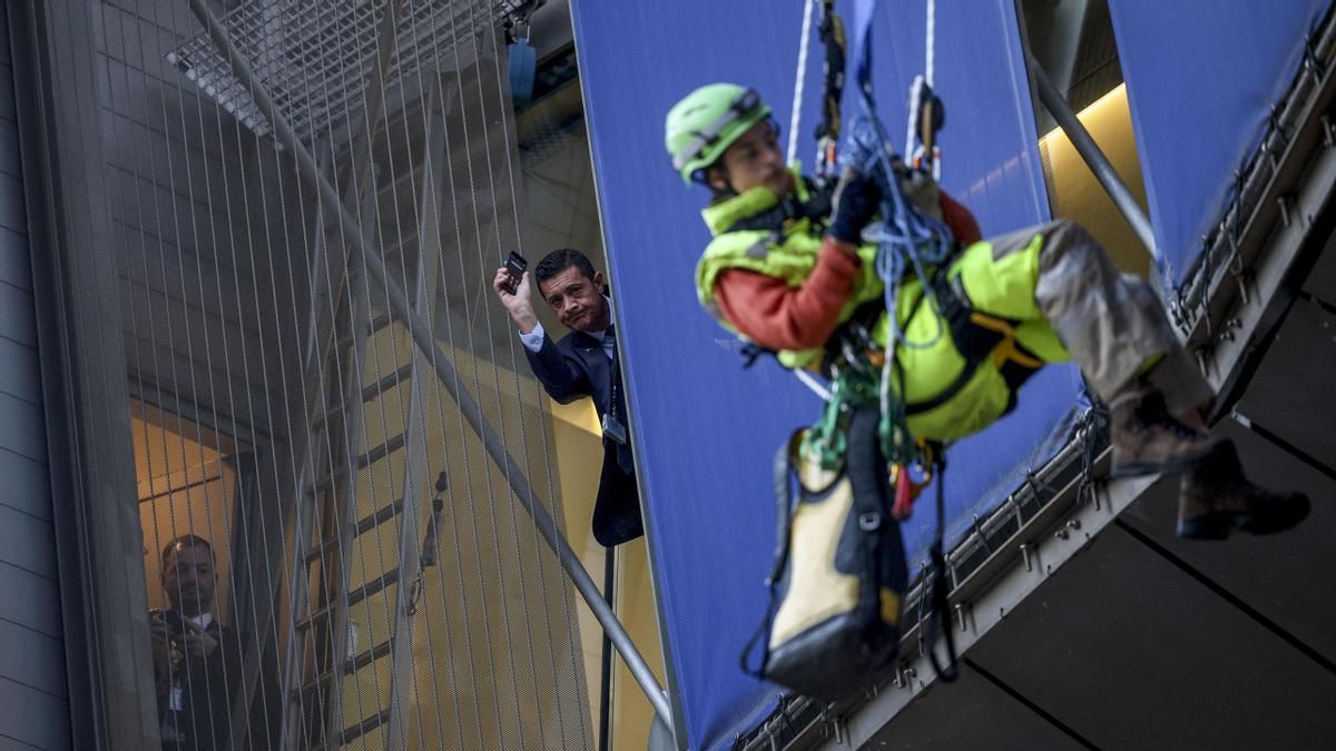 Activistas de Greenpeace protestan en el Parlamento Europeo contra los combustibles fósiles y el cambio climático a pocas horas del inicio de la cumbre que reunirá a los líderes europeos