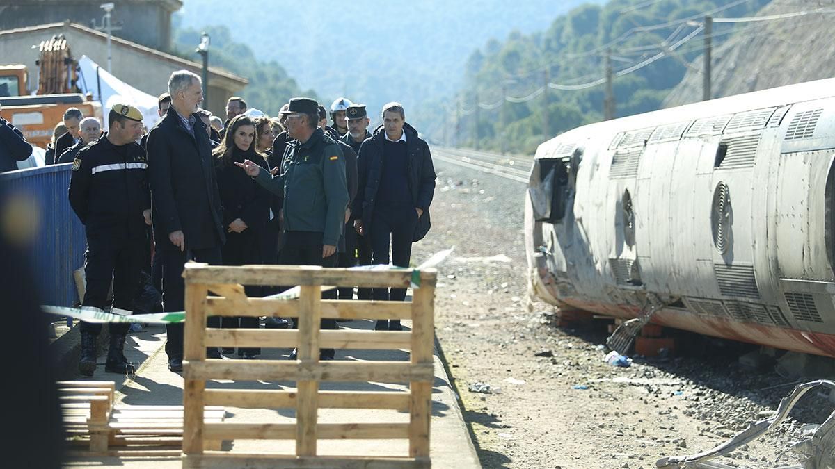 Los Reyes Felipe VI y Letizia visitan la zona 0 del accidente de trenes en Adamuz