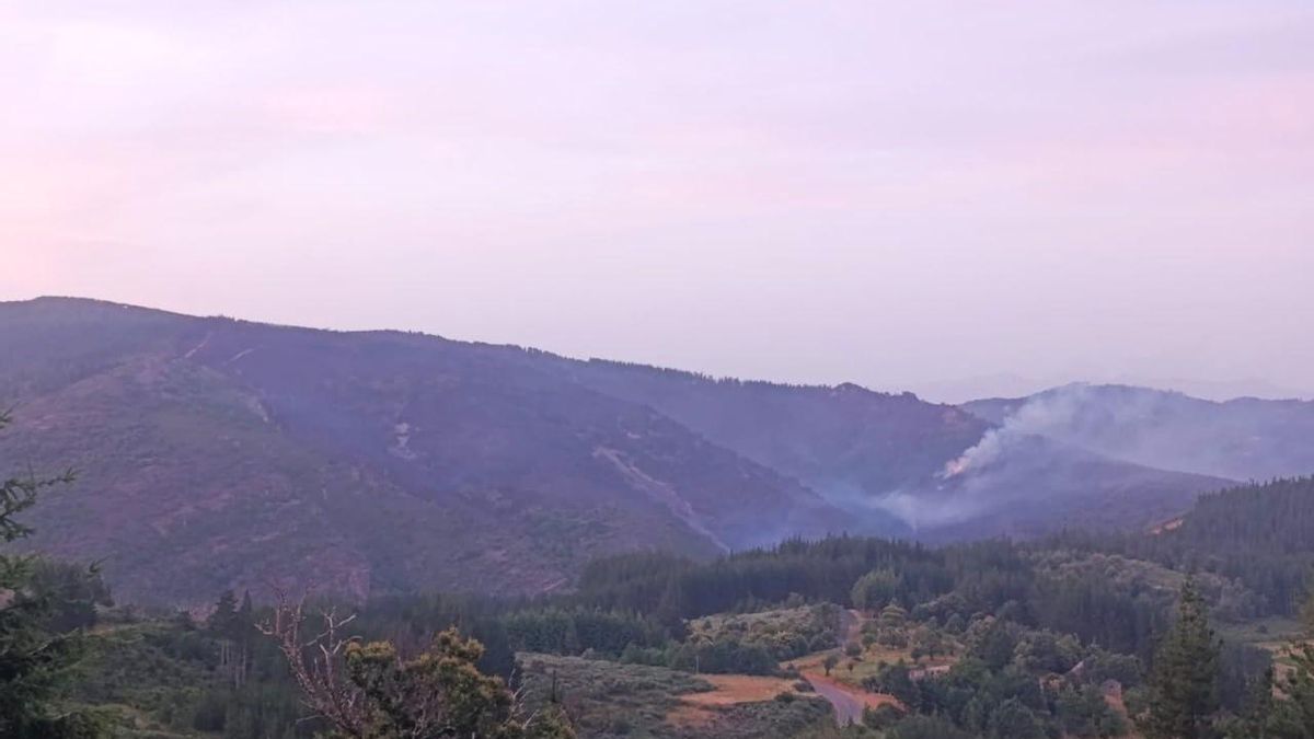 El incendio de San Vicente, entre Arganza y Sancedo, que se reactivó el martes sigue hoy en nivel 1 de peligrosidad
