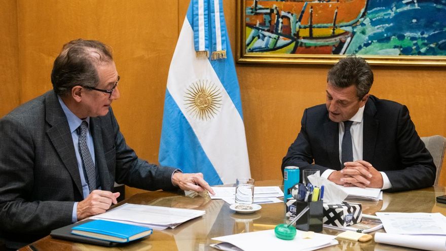 Dólares e inflación que se escapan: cuáles son las vías de pérdida de reservas y cómo renegocian Precios Justos